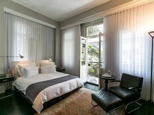 הוטל מונטפיורי- פרקט עץ גושני צבוע בשחור מט