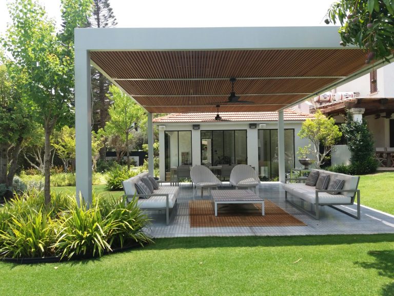 A large modern pergola is combined with a metal skeleton and wood-droran -end (4)