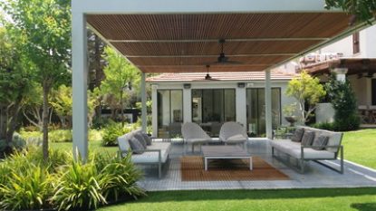 מארחים בחוץ תחת פרגולה עם כל מה שנחוץ