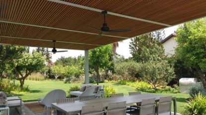 פרגולה מדוגמת שהיא עוד חדר בחצר הבית