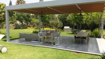 פרגולה מודרנית עם כל הג'אגטים לאירוח