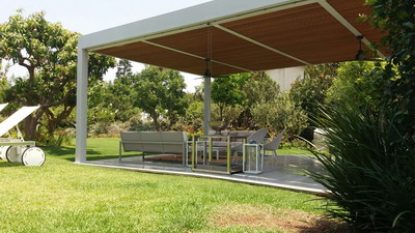 פרגולה משולבת של ברזל ועץ