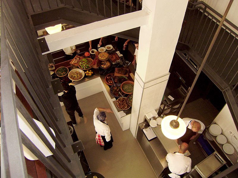 מעדניית דליקטסן - פרקט גושני מעץ איפאה