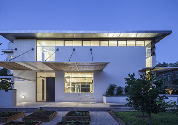 עבודות עץ ייחודיות בבית בסגנון הבאוהאוס