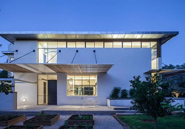 עבודות עץ ייחודיות בבית בסגנון הבאוהאוס