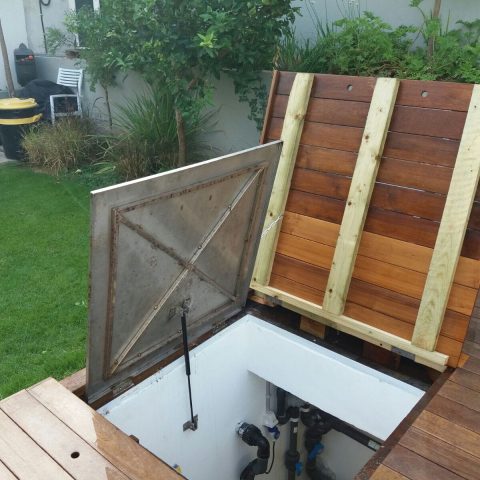 דק לבריכה עם פתח לחדר התפעול