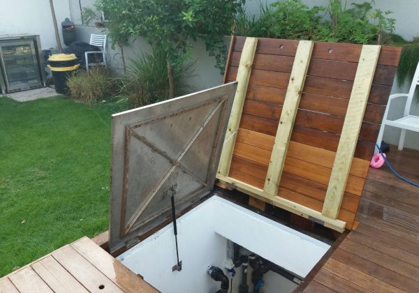 דק לבריכה עם פתח לחדר התפעול