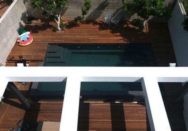 בניית פרקט עץ, ודק עץ בבית במרכז