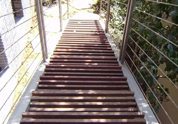 בניית מדרגות עץ לבית