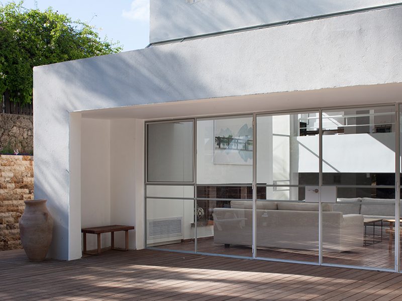 בניית דקים מעץ בבית פרטי ברמת השרון