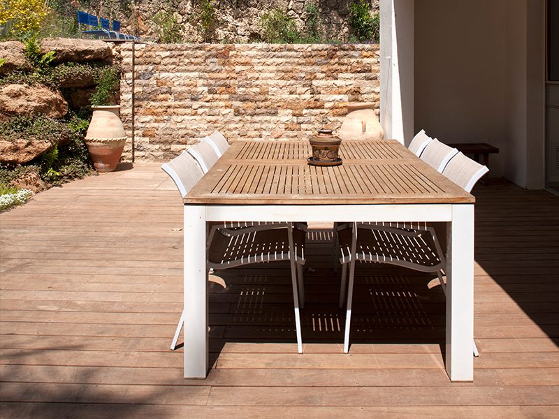 דק עץ בחצר בית פרטי ברמת השרון