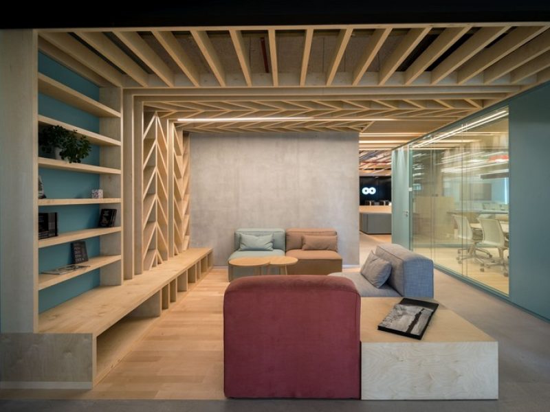 פרקט עץ במשרדי חברת team 8 בתל אביב